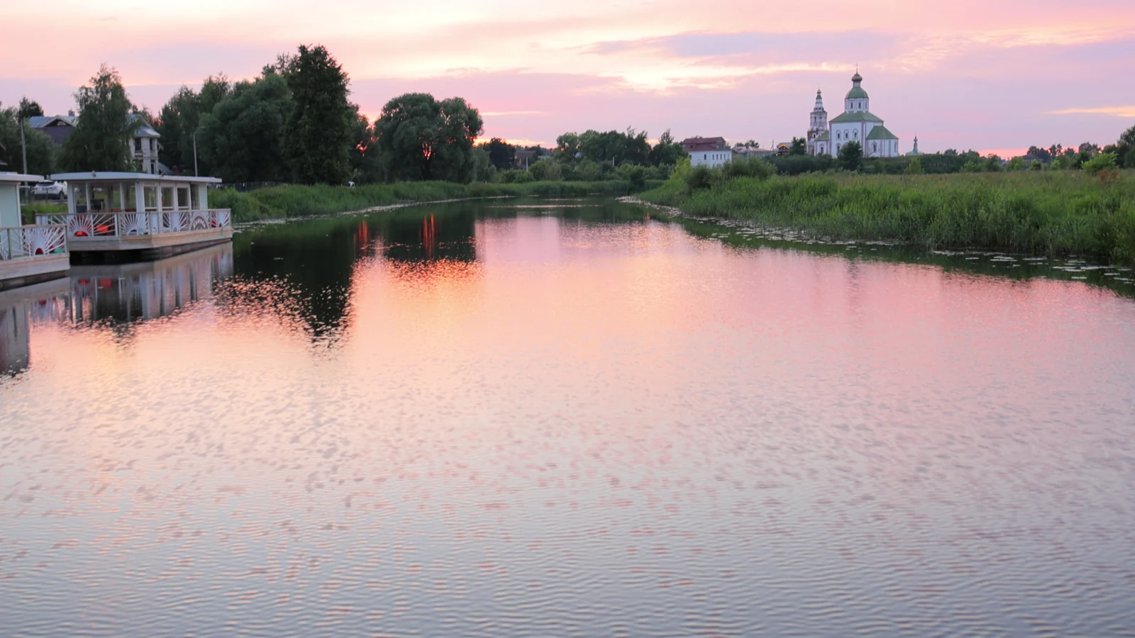 Река Каменка и церковь на закате